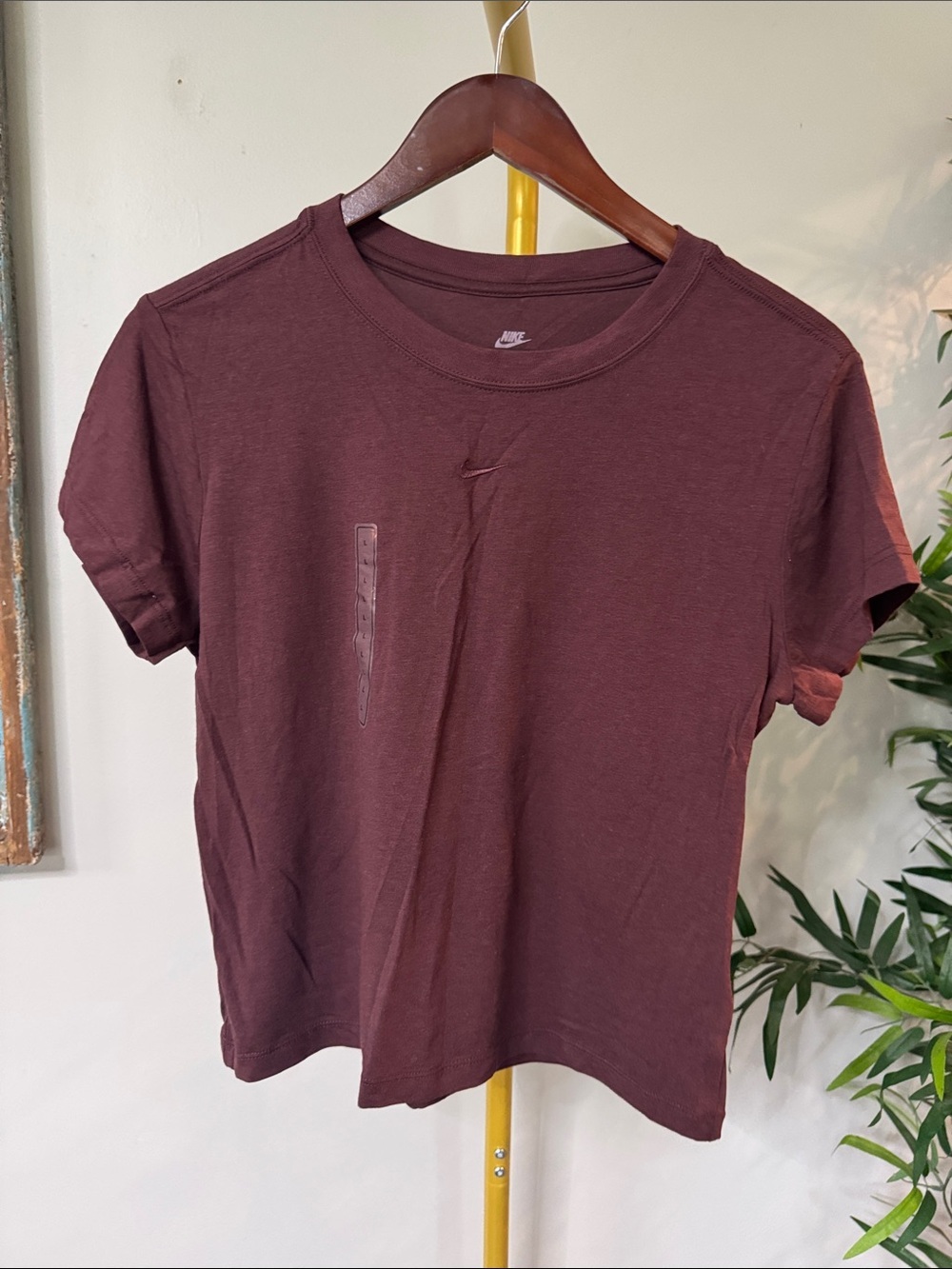 Nike slim fit cropped Women's Maroon Short Sleeve Crew Tee NEW